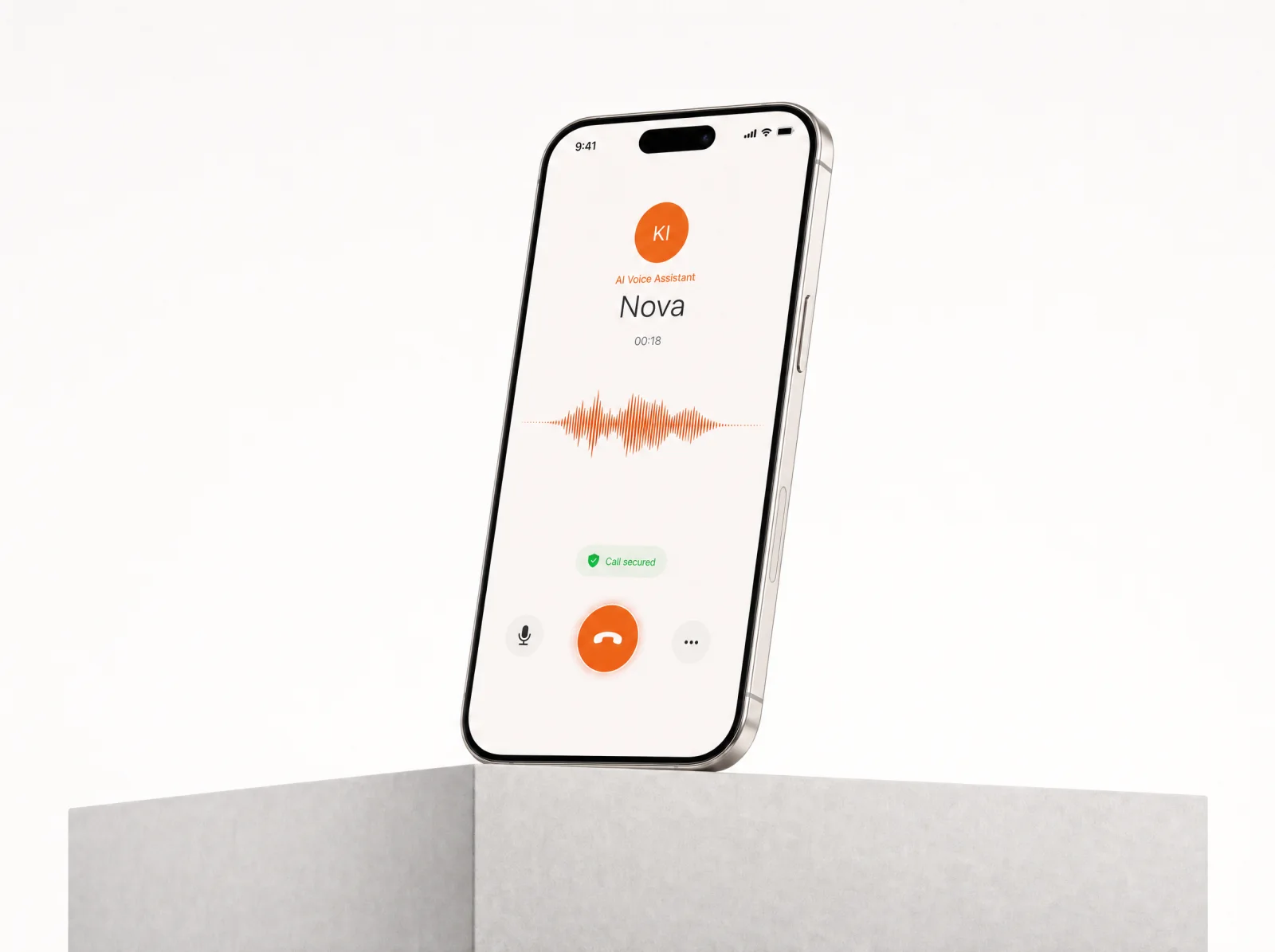 iPhone auf einem Betonsockel zeigt einen laufenden KI-Telefon-Assistenten-Anruf mit Sprach-Wellenform